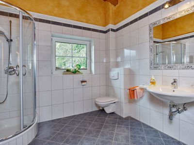 Badezimmer mit Dusche und WC
