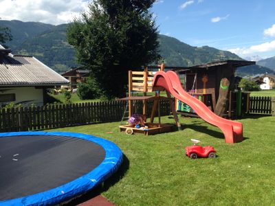 Garten mit Kinderspielplatz