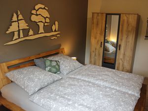 Schlafzimmer mit festem Doppelbett