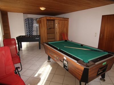 Freizeitraum mit Billard, Tischkicker und Sauna