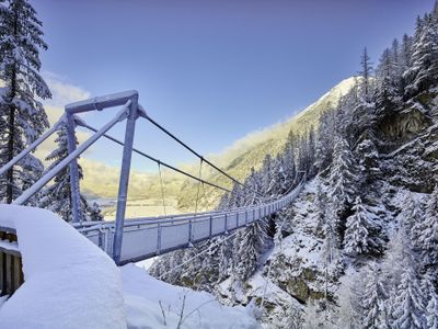 Hängebrücke im Winter