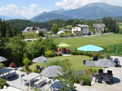 Blick auf den Garten und die Berge