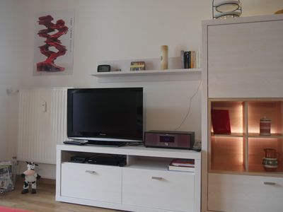 Wohnzimmer mit Kabel- TV, Mediacenter, WLAN-Router