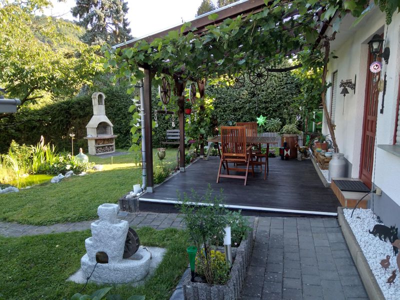 Terrasse mit Blick in den Garten