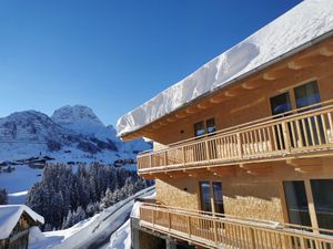 Aussenansicht mit Balkon von Terrasse aus