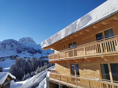 Aussenansicht mit Balkon von Terrasse aus