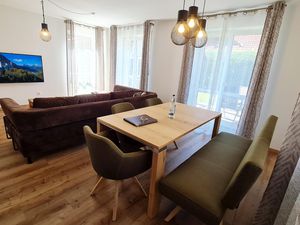 Wohn-Lounge mit XL-Sofa und bequemer Essgruppe