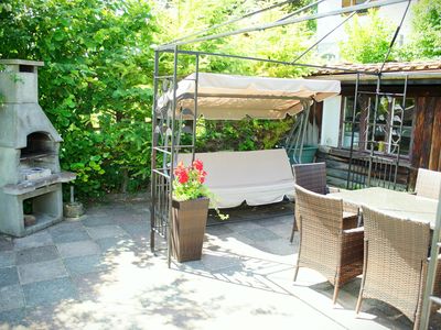 Terrasse mit Blick auf Hollywoodschaukel