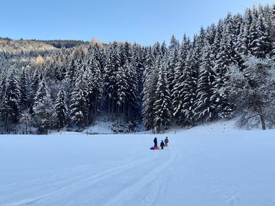 Unsere eigene Rodelbahn am Feld vorm Haus