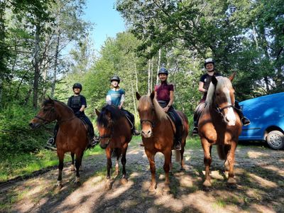 Reitschülerinnen im Gelände