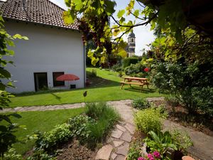 Garten mit Eingang zur Wohnung