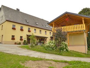 Haupthaus und Holzblockhaus