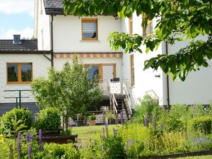 Gartenansicht mit Blick zum Haus