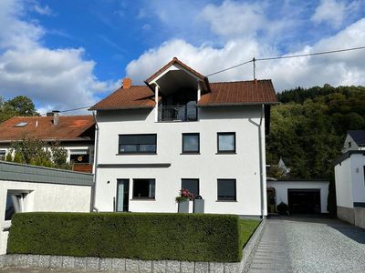 Ansicht Haus mit Stellplätzen