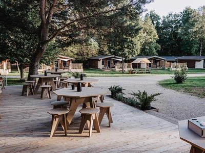 destinature-Dorf-Suedeifel-Bistro-Terrasse-vor-Blo