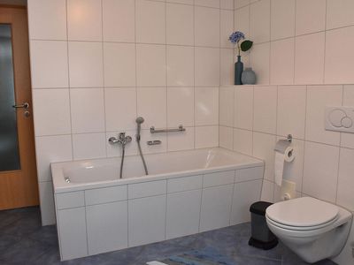 badezimmer-badewanne-ferienwohnung-noswendel