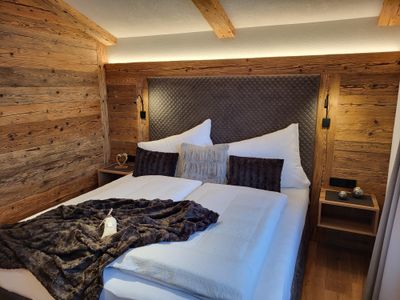 lech suite - Schlafzimmer mit Flat-TV
