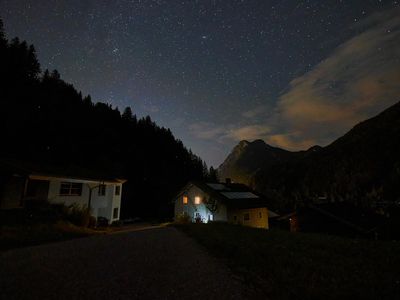 Unterkunft bei Nacht mit Blick auf Rauchkofel