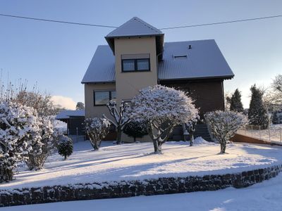 Vorgarten mit Schnee im Winter