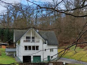 Aussenansicht vom Wald her