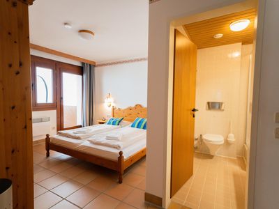 Schlafzimmer mit Badezimmer und Doppelbett