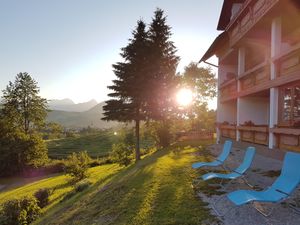 Haus Löger Apartments - Südbalkone mit Gartenmöbel