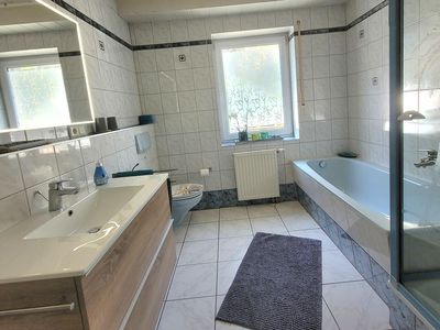 Panorama Wohlfühlbad mit Dusche und Wanne