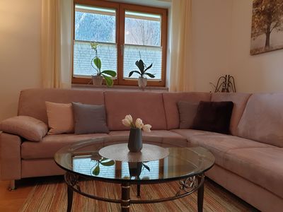 Wohnzimmer mit gemütlicher Couch