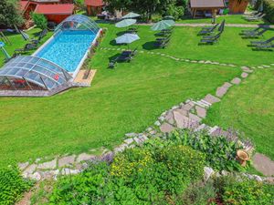 5000 m² Garten mit beheiztem und überdachtem Pool