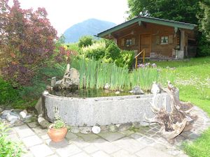 Garten mit Almhütte
