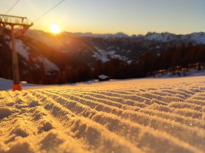 Piste bei Sonnenaufgang