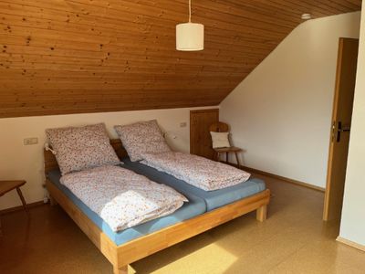 Schlafzimmer mit großem Doppelbett