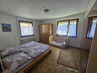 Schlafzimmer mit Doppelbett