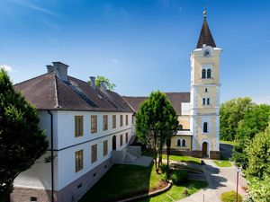 Pfarrhof und Kirche Tieschen