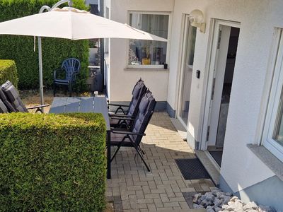 Terrasse mit Sitzecke und Sonnenschirm