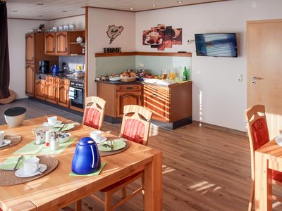 Frühstücksraum mit offener Küche