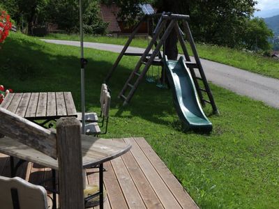 Terrasse und Spielplatz