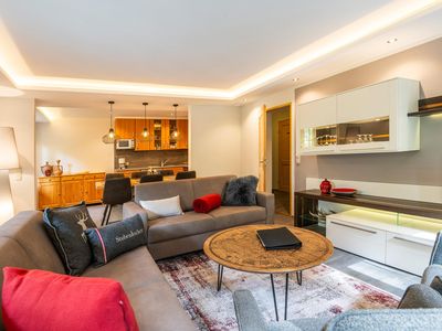 Appartement Alpenrose - Wohnzimmer mit Blick in die Küche