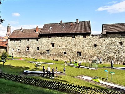 Stadtmauer mit Minigolfanlage