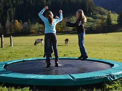 Großes Bodentrampolin im Garten