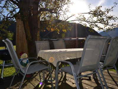 Sonnige Terrasse neben dem Spielplatz im Garten