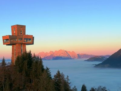 Buchensteinwand mit Berge und Nebel