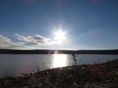 Talsperre mit Wintersonne