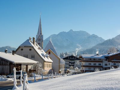 Winterlandschaft Pfarrkirche mit Spielberg 1 © Pet