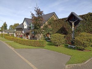 Straßenfront mit Wegekreuz