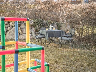 kleiner Garten mit Spielgeräten