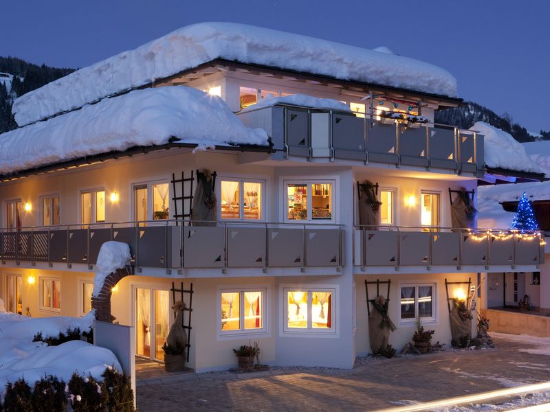 Hausansicht Winter Appartementhaus Charisma