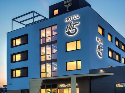 Hi5 Hotel in der Abenddämmerung