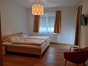 Schlafzimmer-01 mit Balkontür