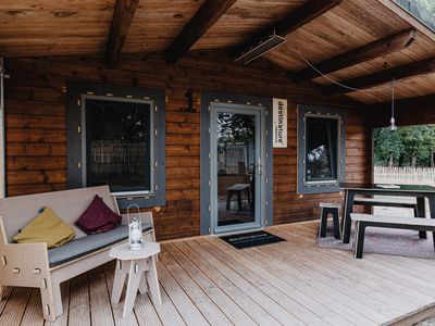 destinature Dorf Blockhütte Terrasse